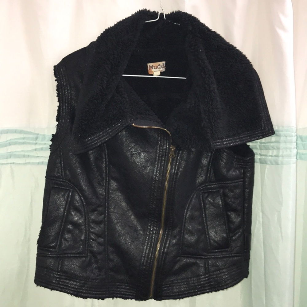Fleece interior side zip vest.